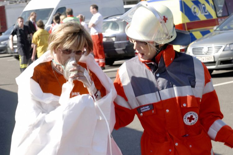 Helferübung: Bereitschaften - Sanitätsdienst; Journalistencamp Szenario „Brandanschlag auf ein Jugendheim“ Helferübung: Bereitschaften - Sanitätsdienst; Journalistencamp Szenario „Brandanschlag auf ein Jugendheim“